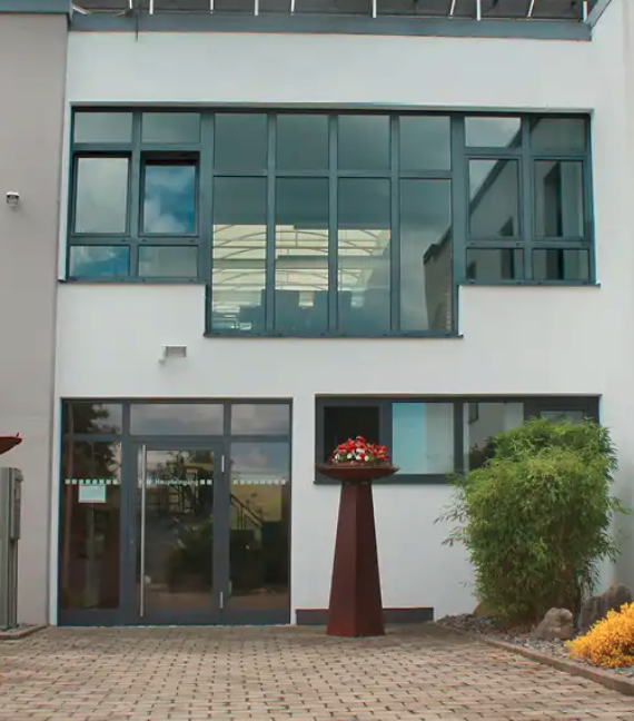 Firmensitz in Balingen – Rau Arbeitsplatzeinrichtungen mit regionaler Verbundenheit und Tradition