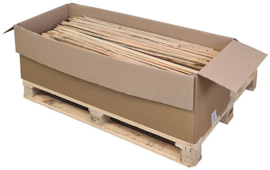 Ein offener Karton Anzündholz aus Fichte
