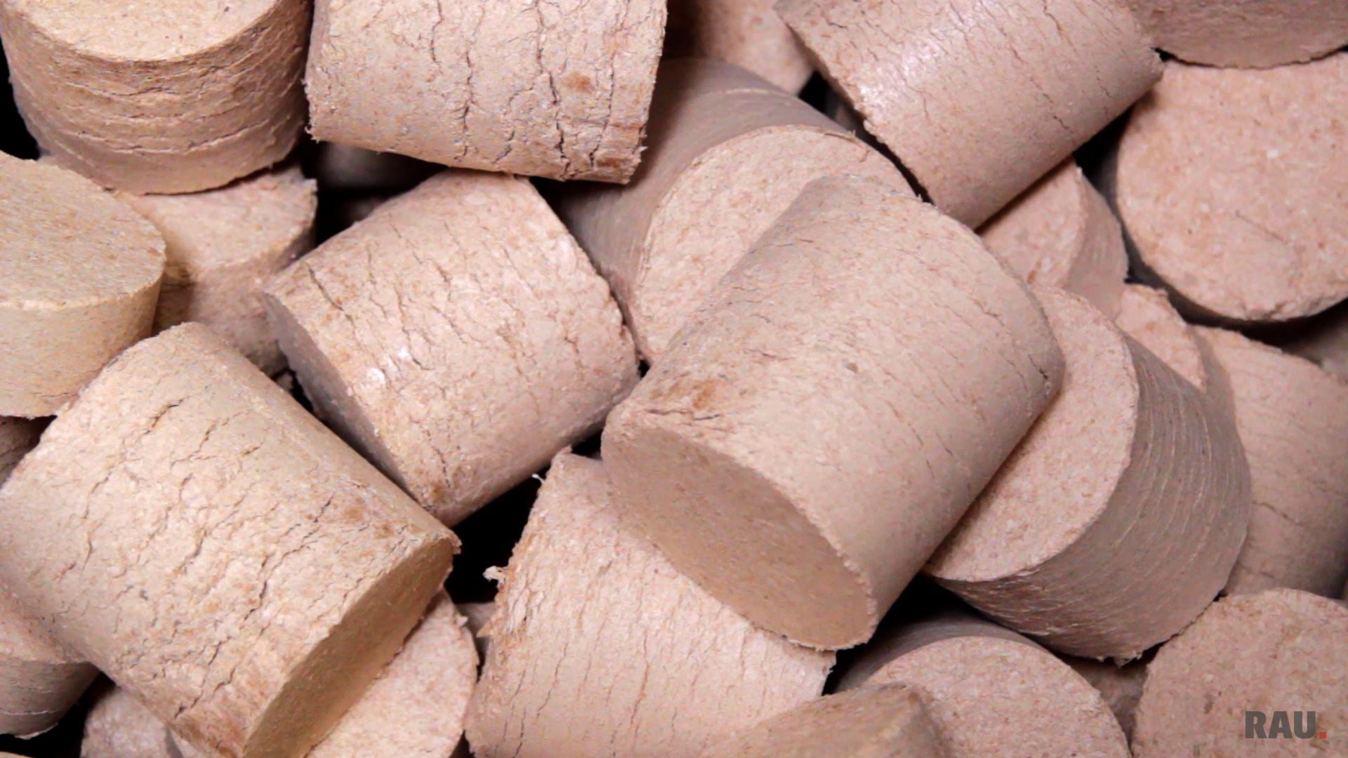 Video laden: Nachhaltige Herstellung von RAU Arbeitsplatten und Holzbriketts: Verarbeitung hochwertiger Buche zu langlebigen Arbeitsplatten und umweltfreundlichen Heizmaterialien.